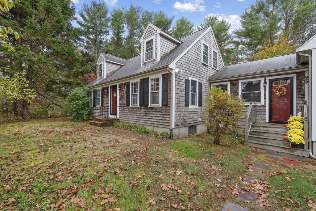 a view of a house with a yard