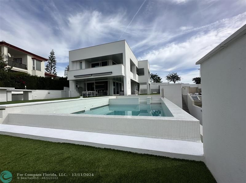 a view of a house with a backyard