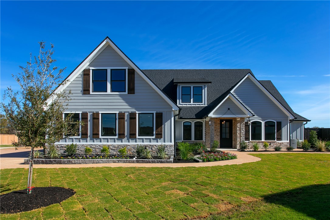 Craftsman house featuring covered porch and a fron