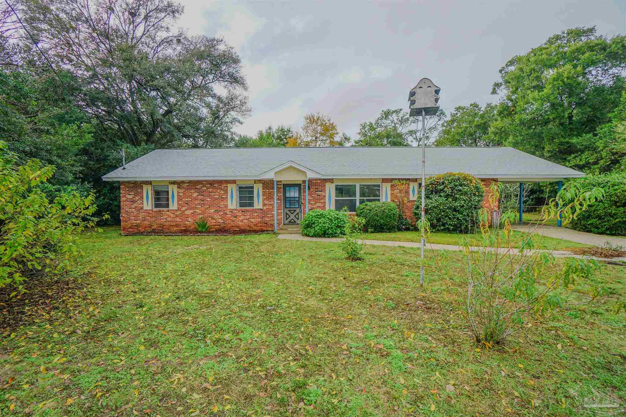 a view of a house with backyard and garden