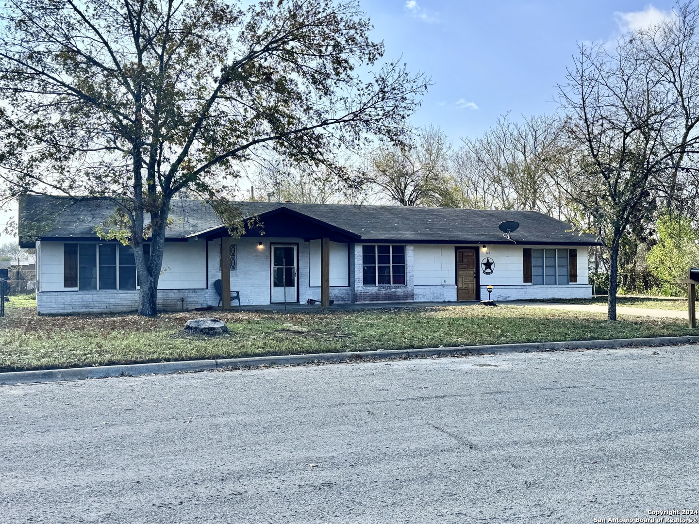 a view of a house with a yard