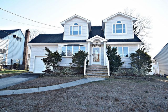 $649,000 | 28 Karen Street | West Babylon