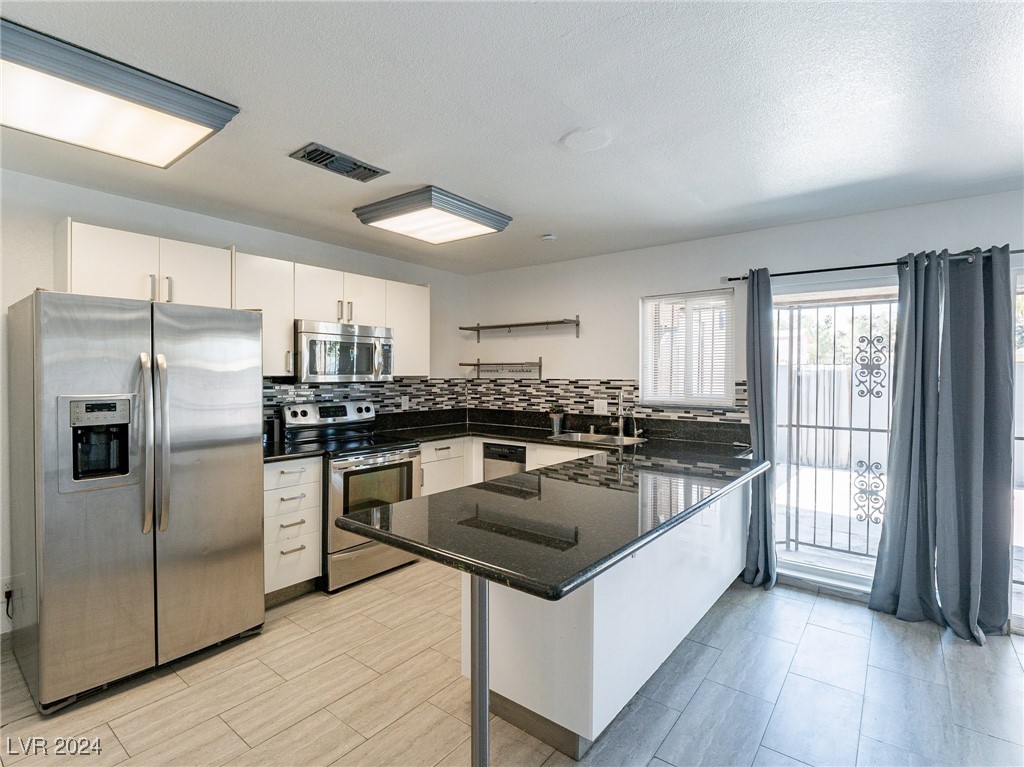 Kitchen and Breakfast Bar