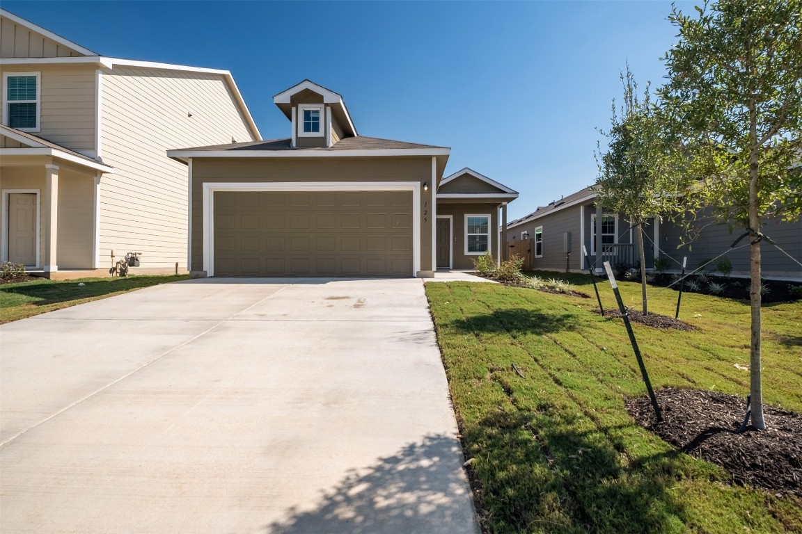 a view of a house with backyard