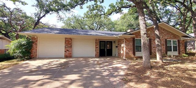 $399,750 | 624 Hillview Drive | Shady Oaks