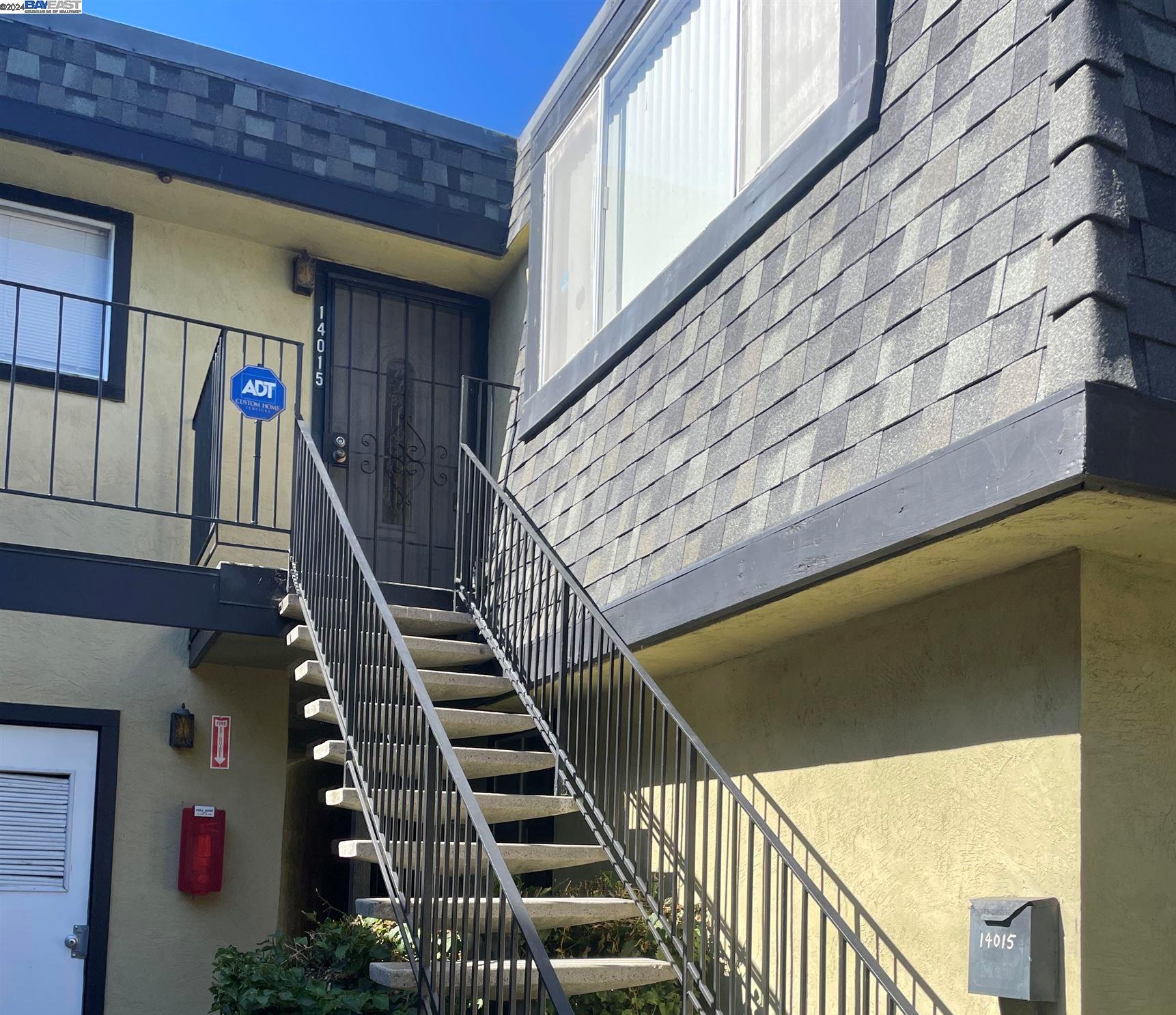 a view of entryway with a front door