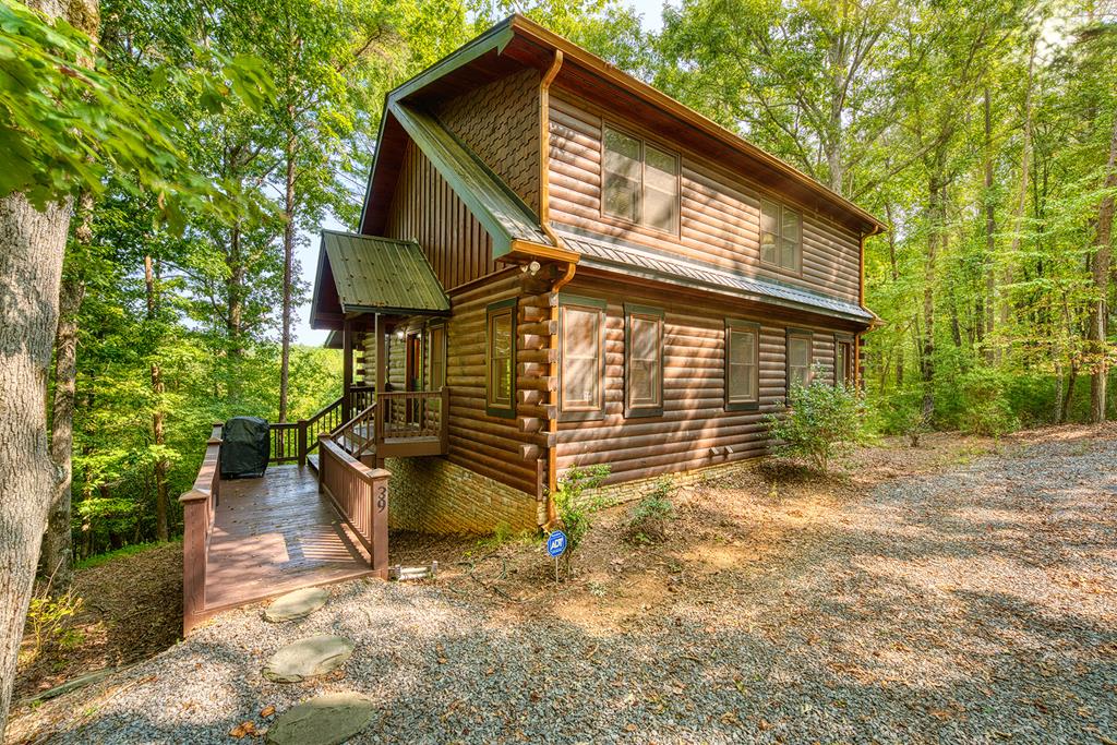 a view of a house with backyard and trees