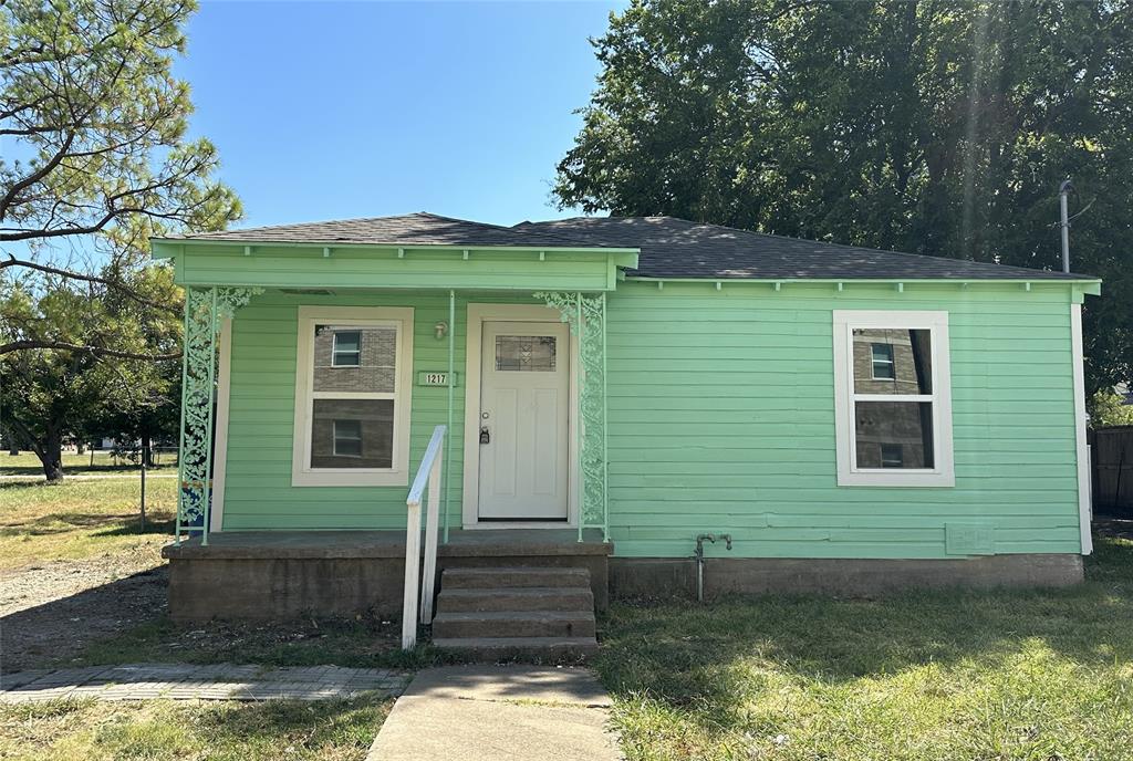 a view of a house with a yard