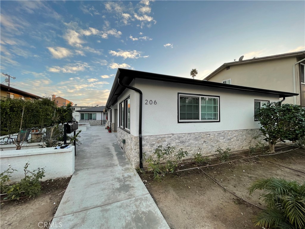 a view of a house with backyard and sitting area