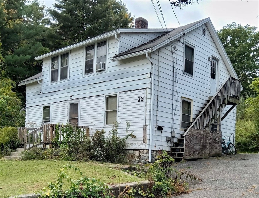 a view of a house with backyard and plants