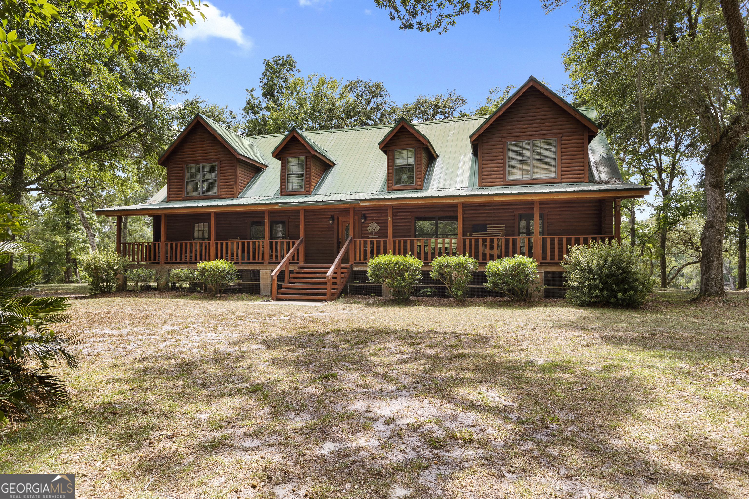 a view of a yard in front of house