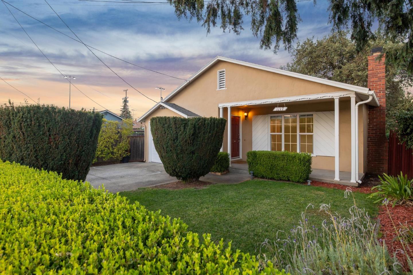 a view of a house with backyard and garden