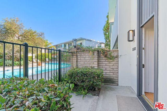 $4,950 | 4725 La Villa Marina, Unit B | Marina del Rey