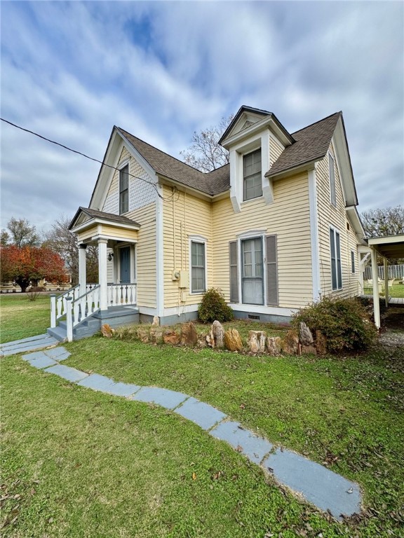 View of front facade with a front lawn