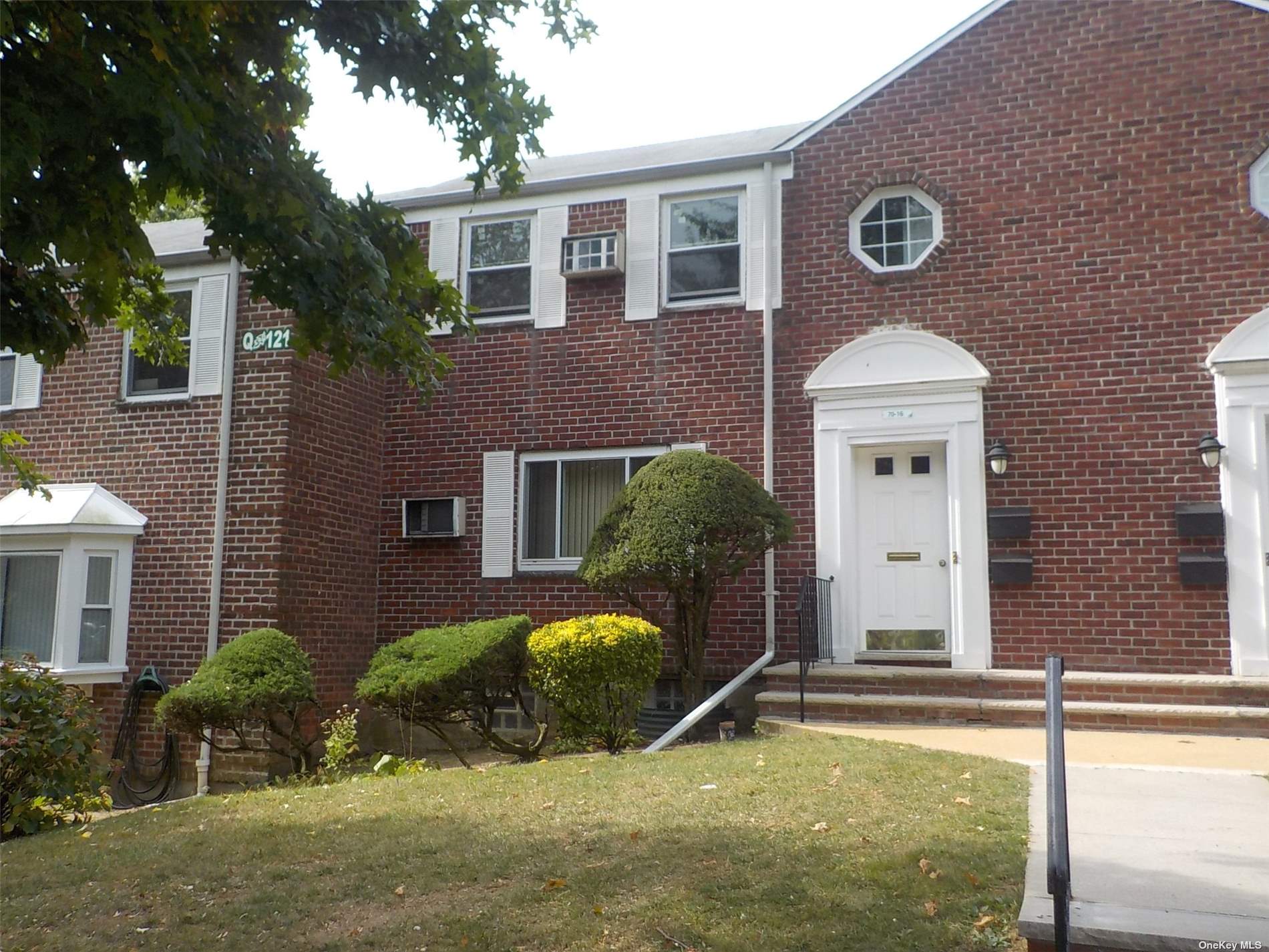 a view of a house with backyard and garden