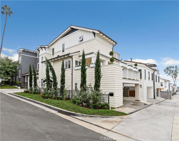 $2,885,000 | 3731 4th Avenue | Corona del Mar