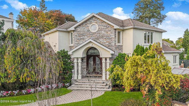 $2,495,000 | 35 Julieann Court | Todt Hill