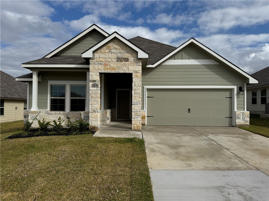 Craftsman-style house with a garage and a front la