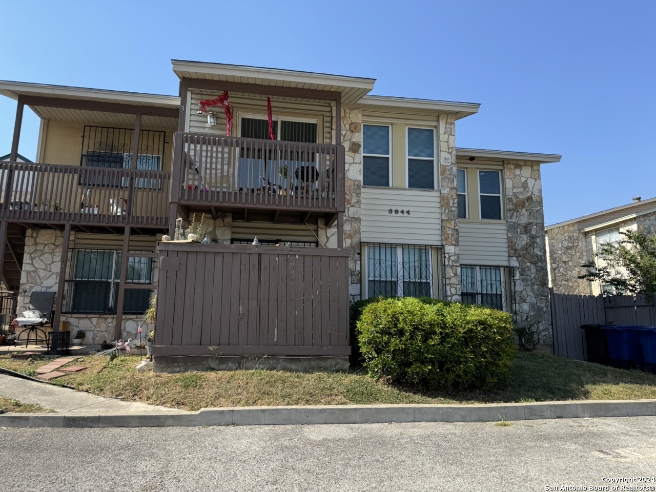 a view of a house with street