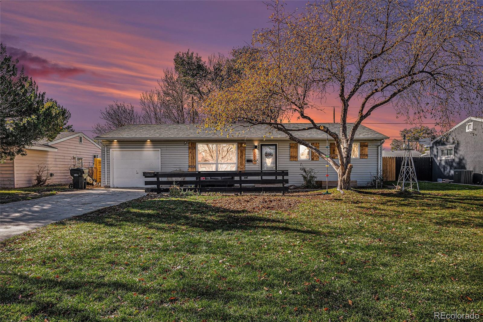 a view of a house with a yard