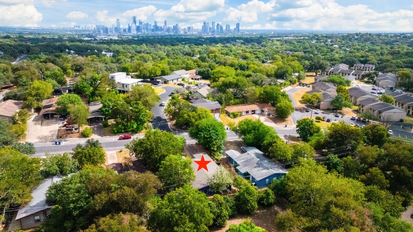 Facing North located just 5-10 minutes to Downtown Austin and S Austin's finest entertainment district