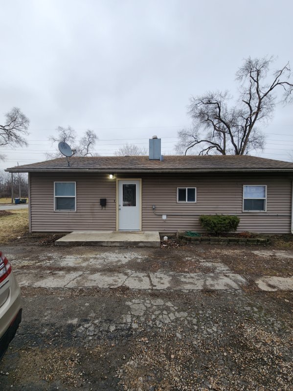 a view of a house with a backyard