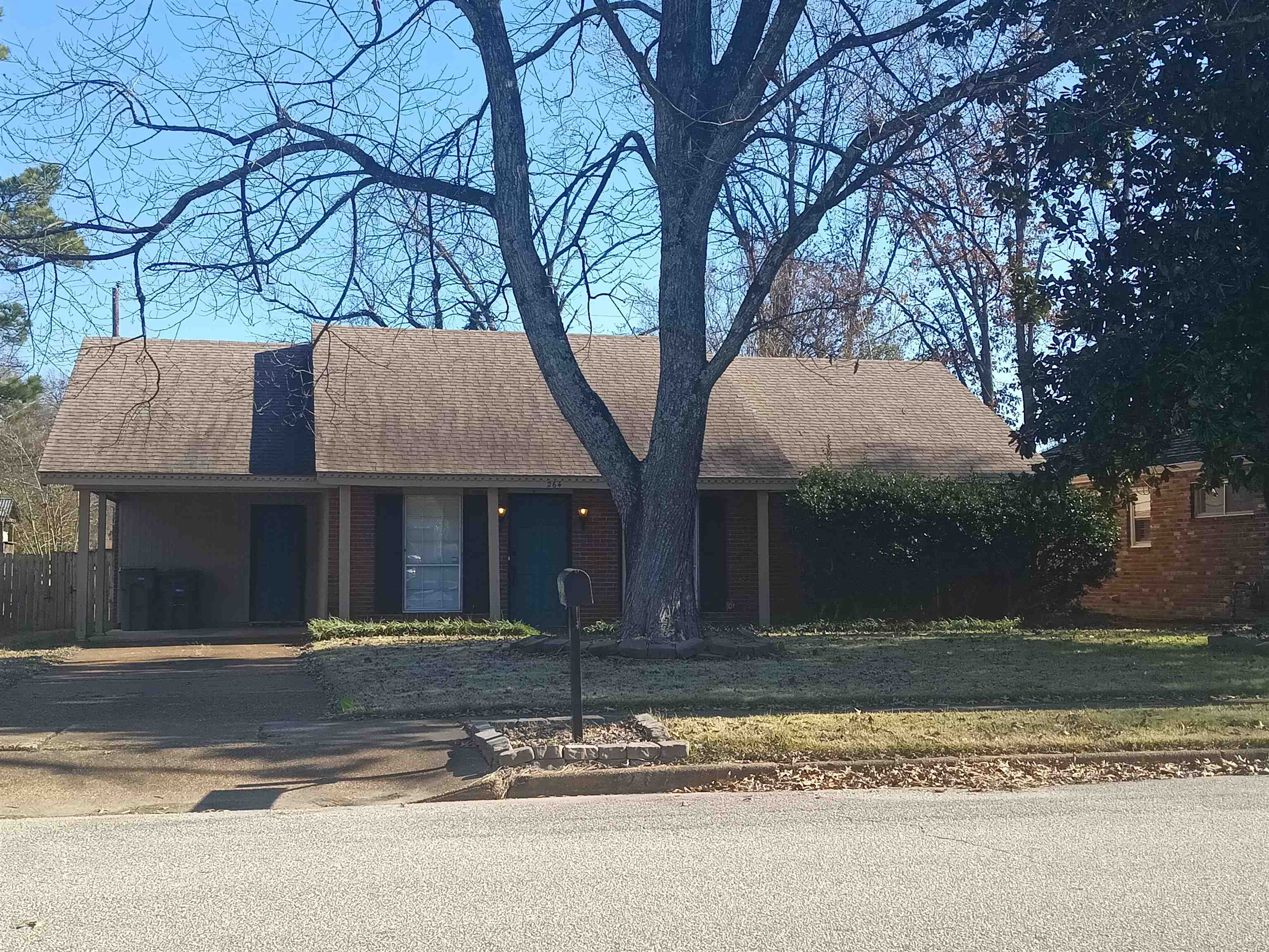 View of front facade with a front yard