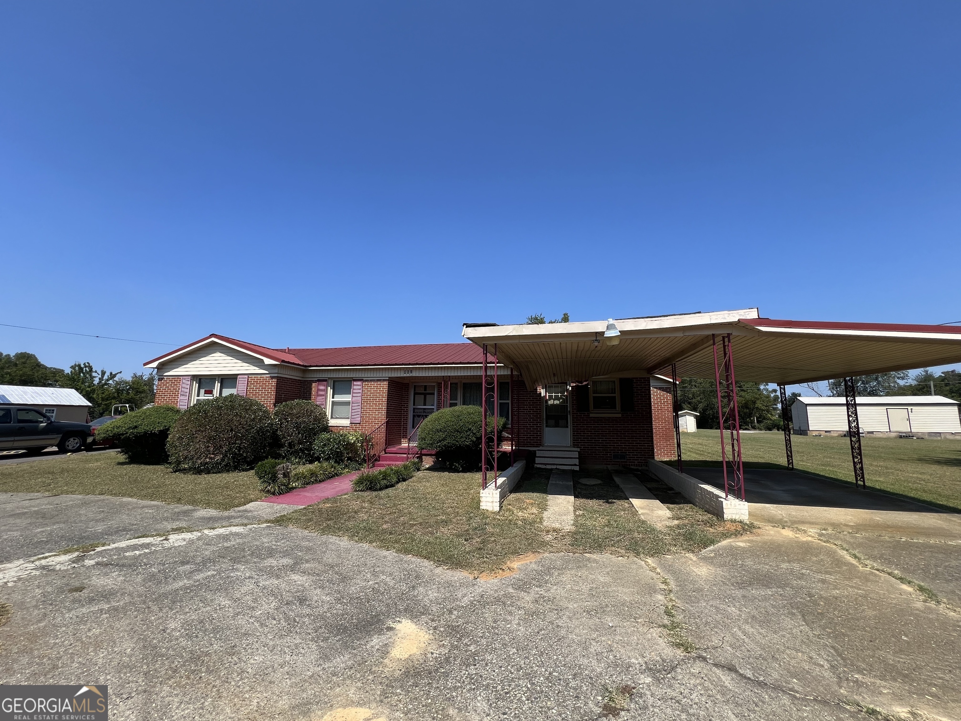 a view of a house with a yard