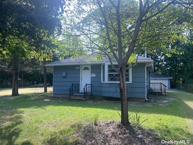 a view of a house with a backyard