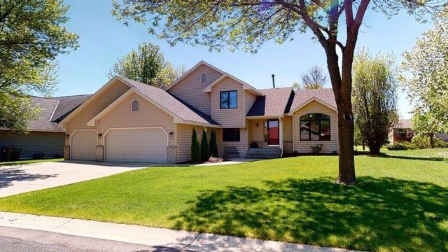 $484,900 | 1325 Courtland East | Waconia