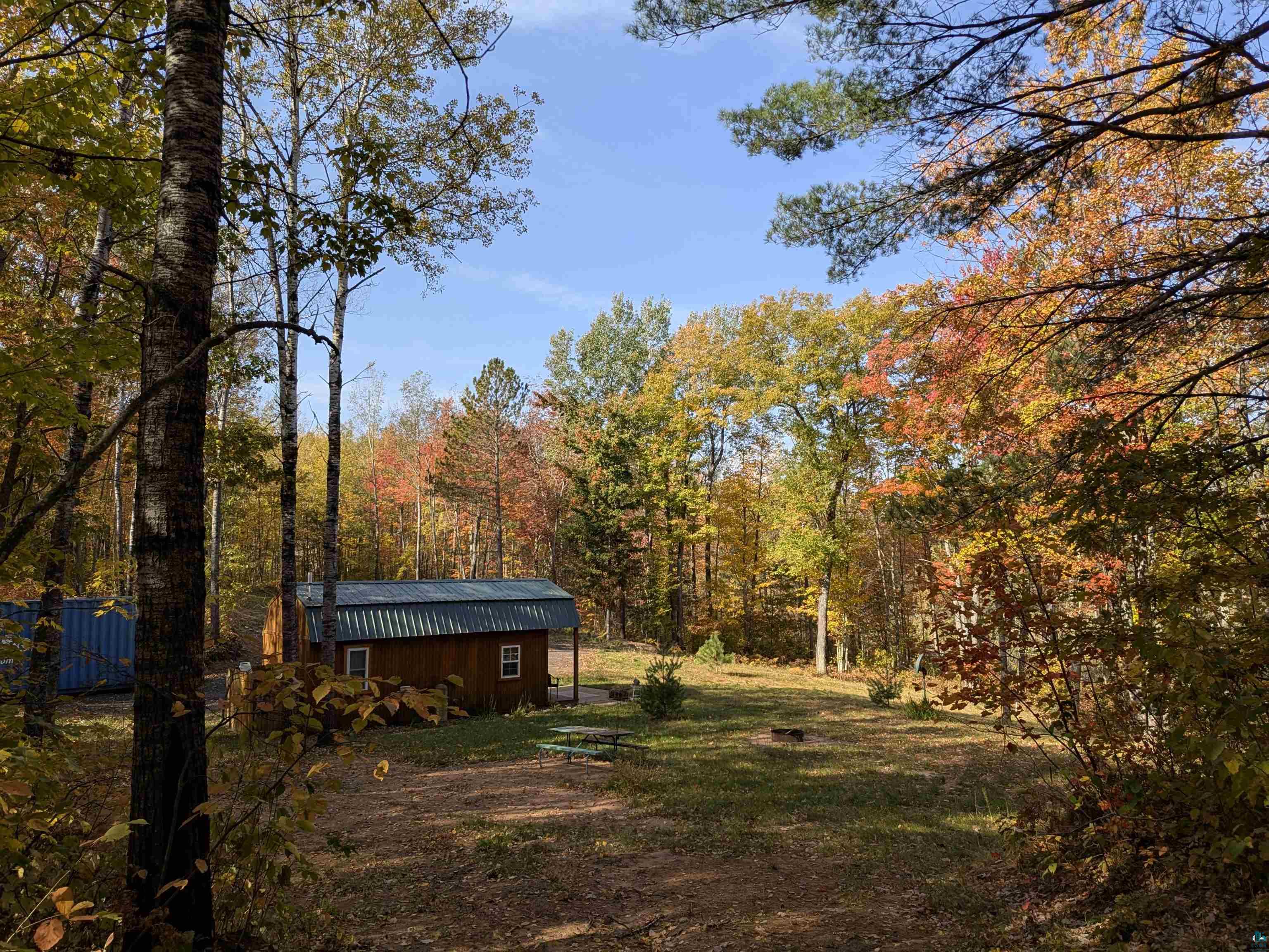 View of yard featuring an outbuilding