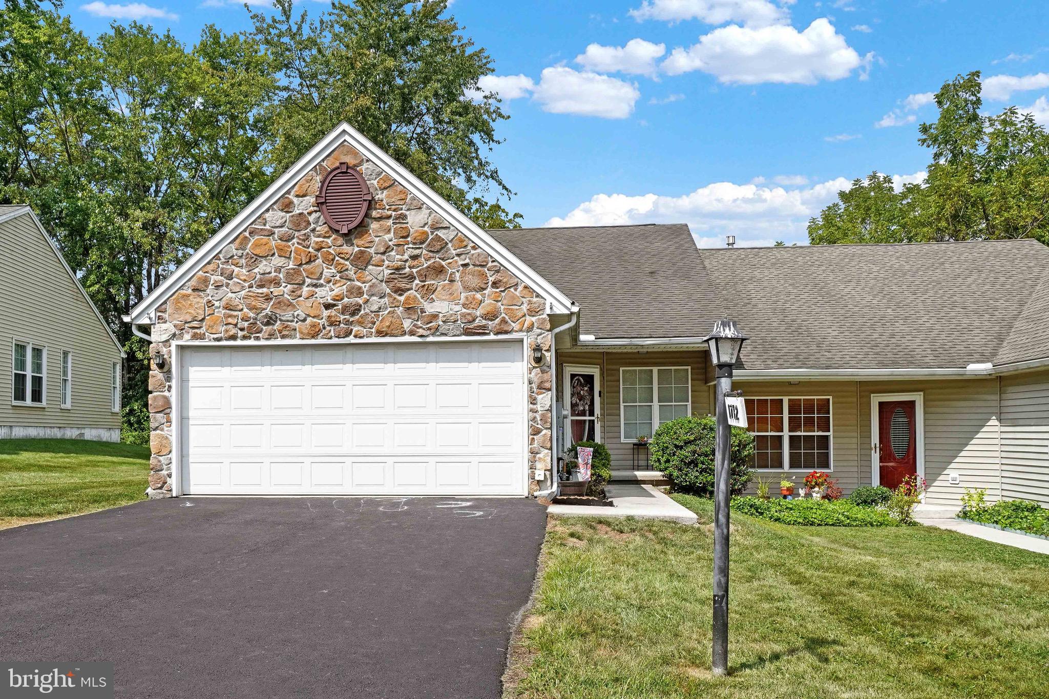 a view of a house with backyard