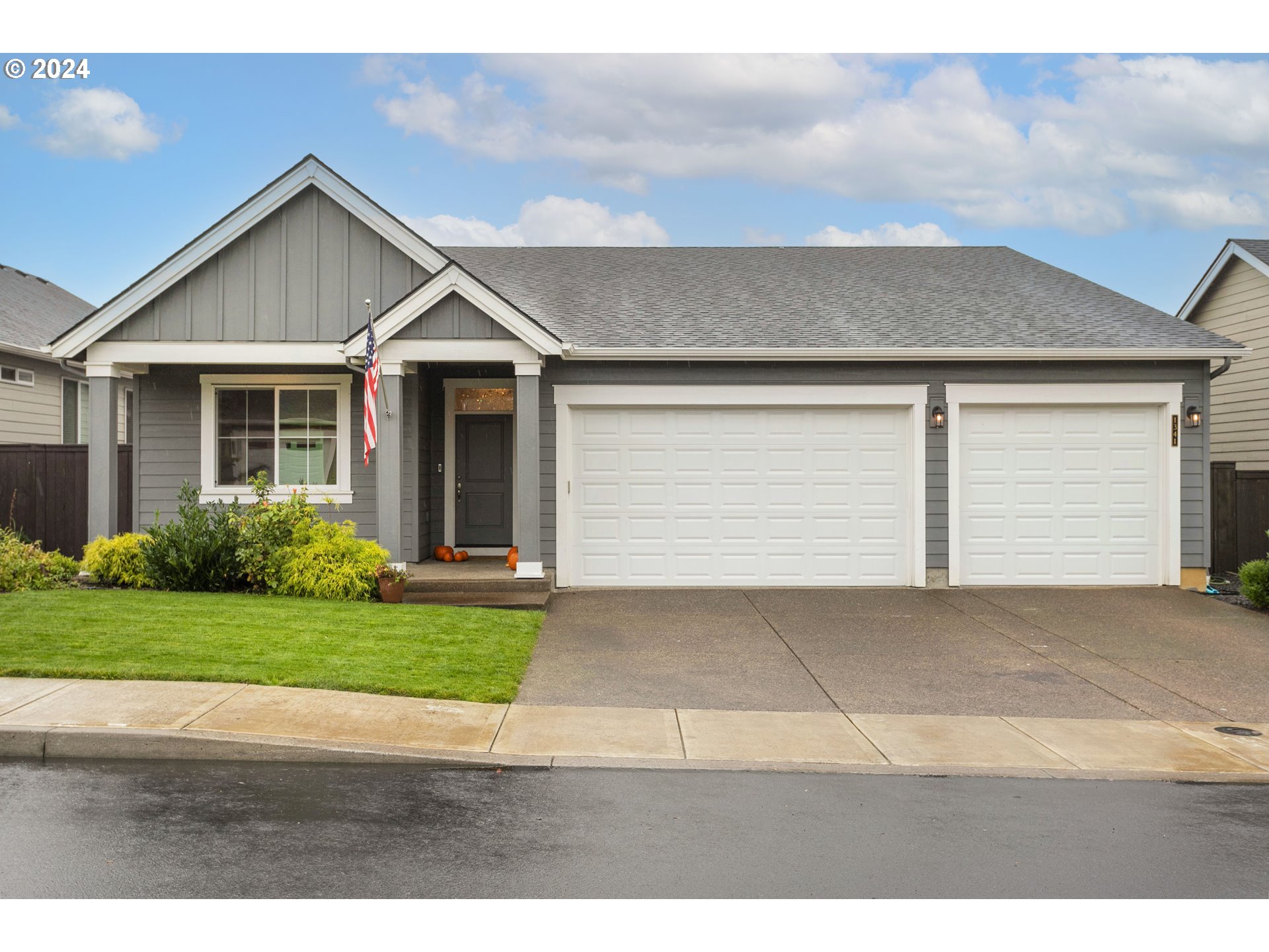 a front view of house with yard and garage