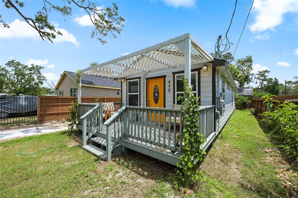 a view of a house with backyard and porch