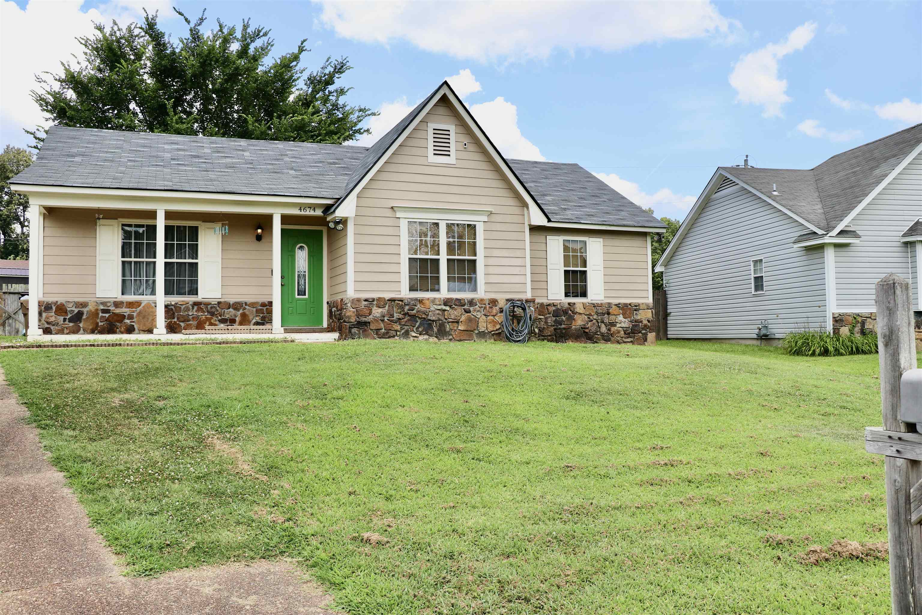 View of front facade with a front yard