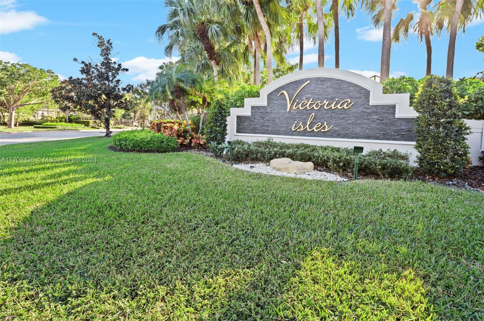 a view of front of a house with a yard