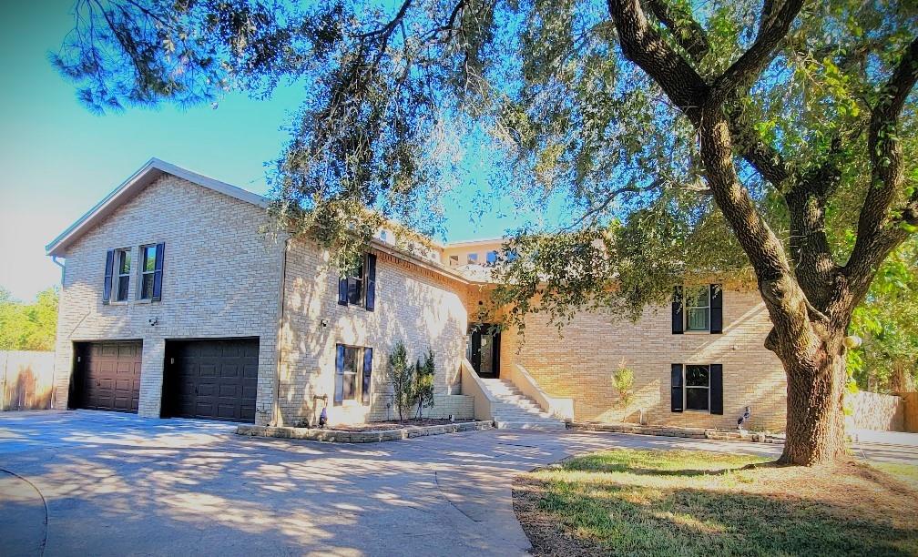 a view of house with yard