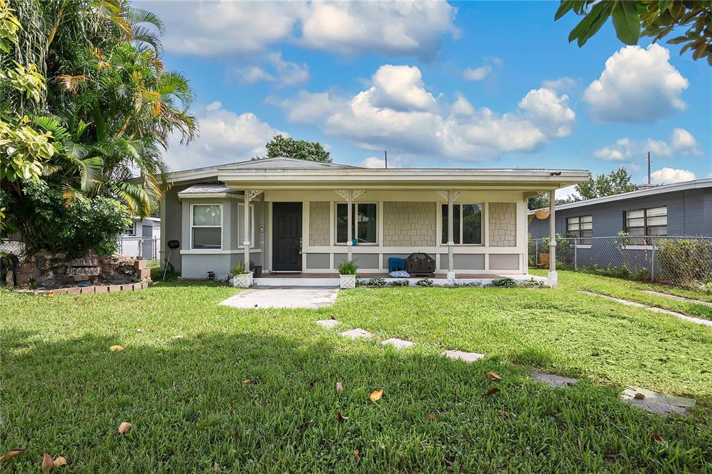 a view of a house with back yard