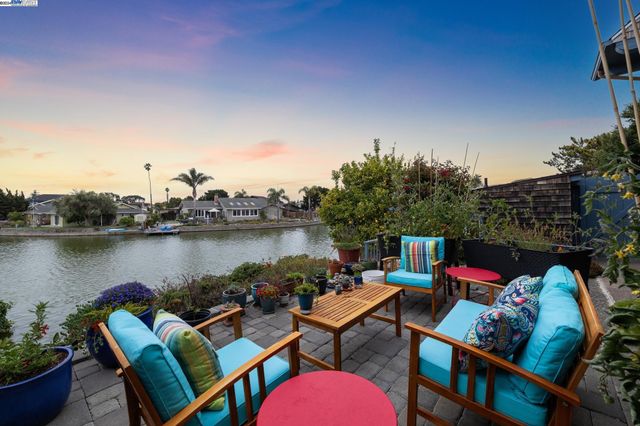 $1,695,000 | 2000 Clinton Avenue | Alameda Bronze Coast