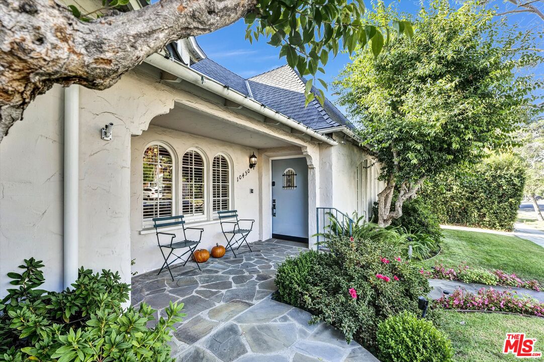 a house view with a outdoor space