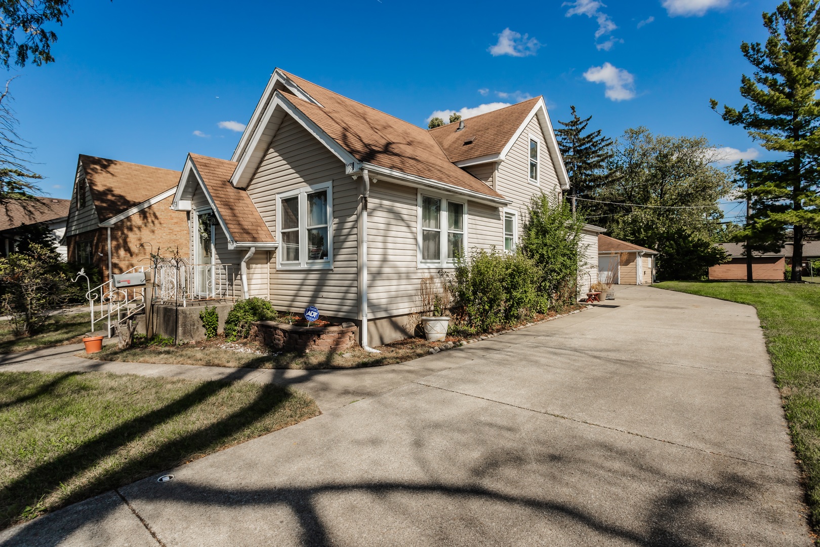 a view of a house with a yard