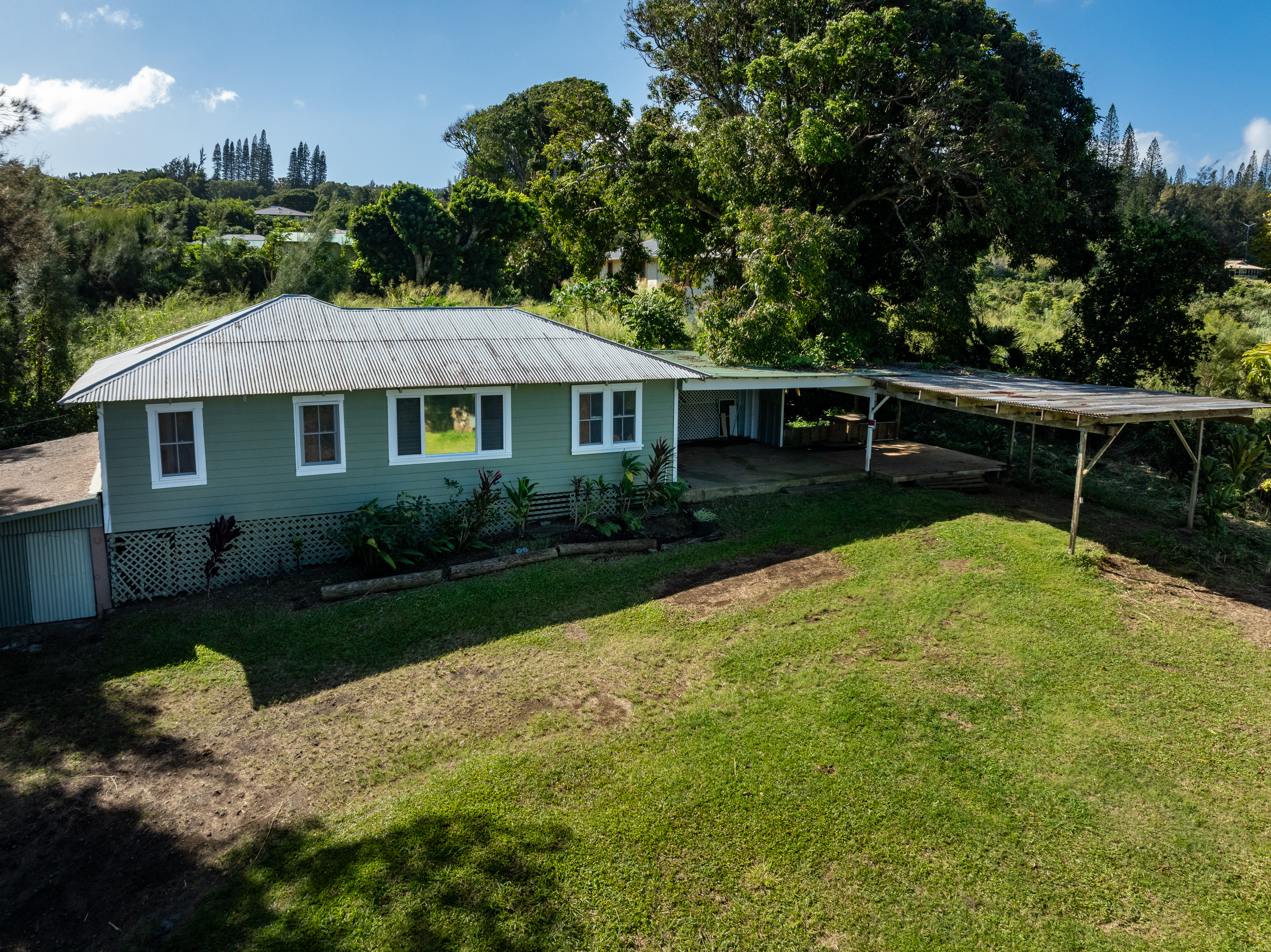 a view of a house with backyard and garden