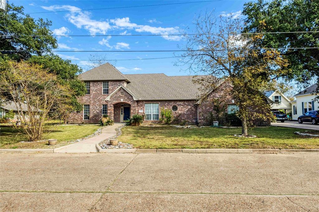 a view of a house with a yard