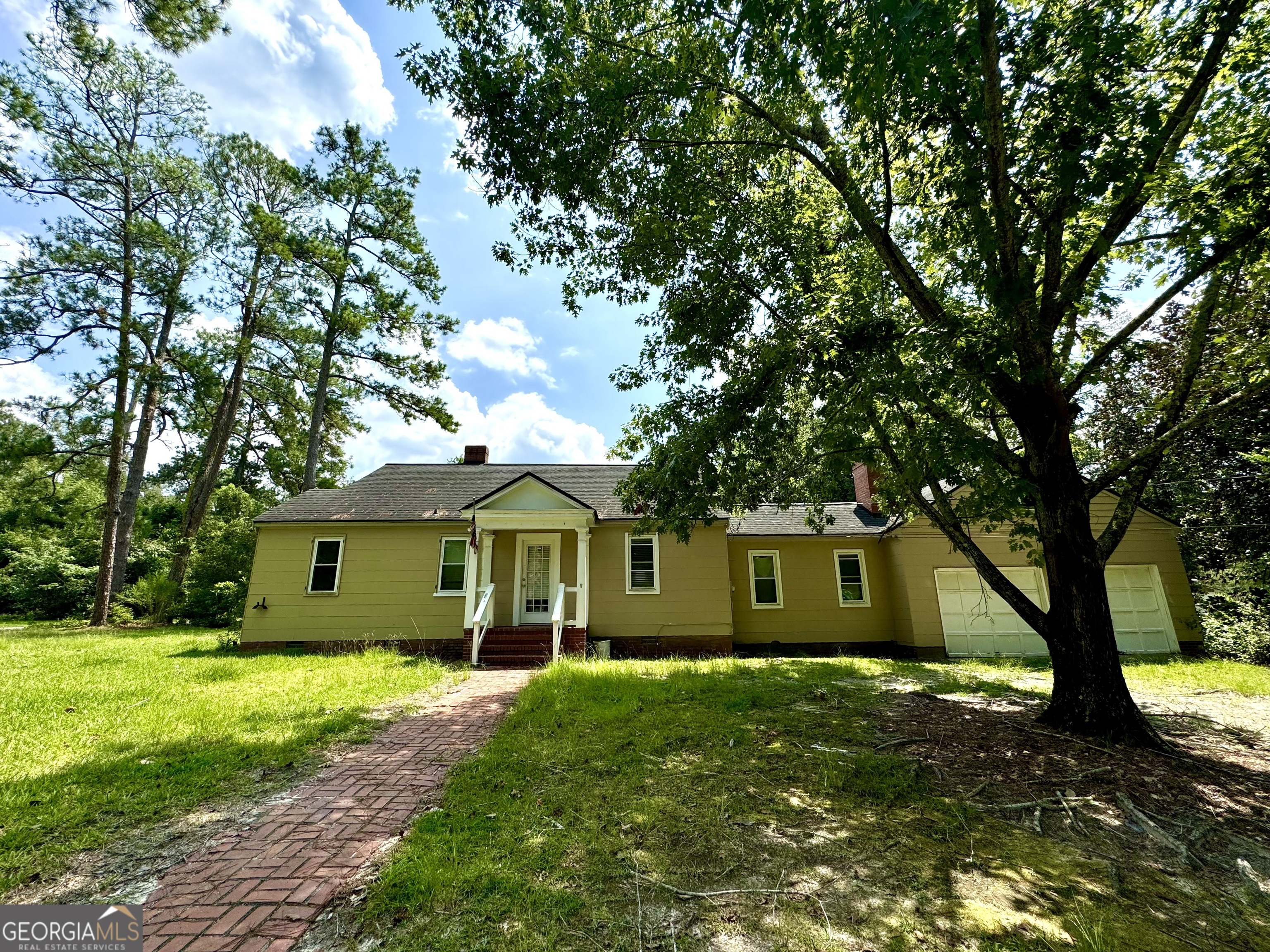 a view of a house with a yard