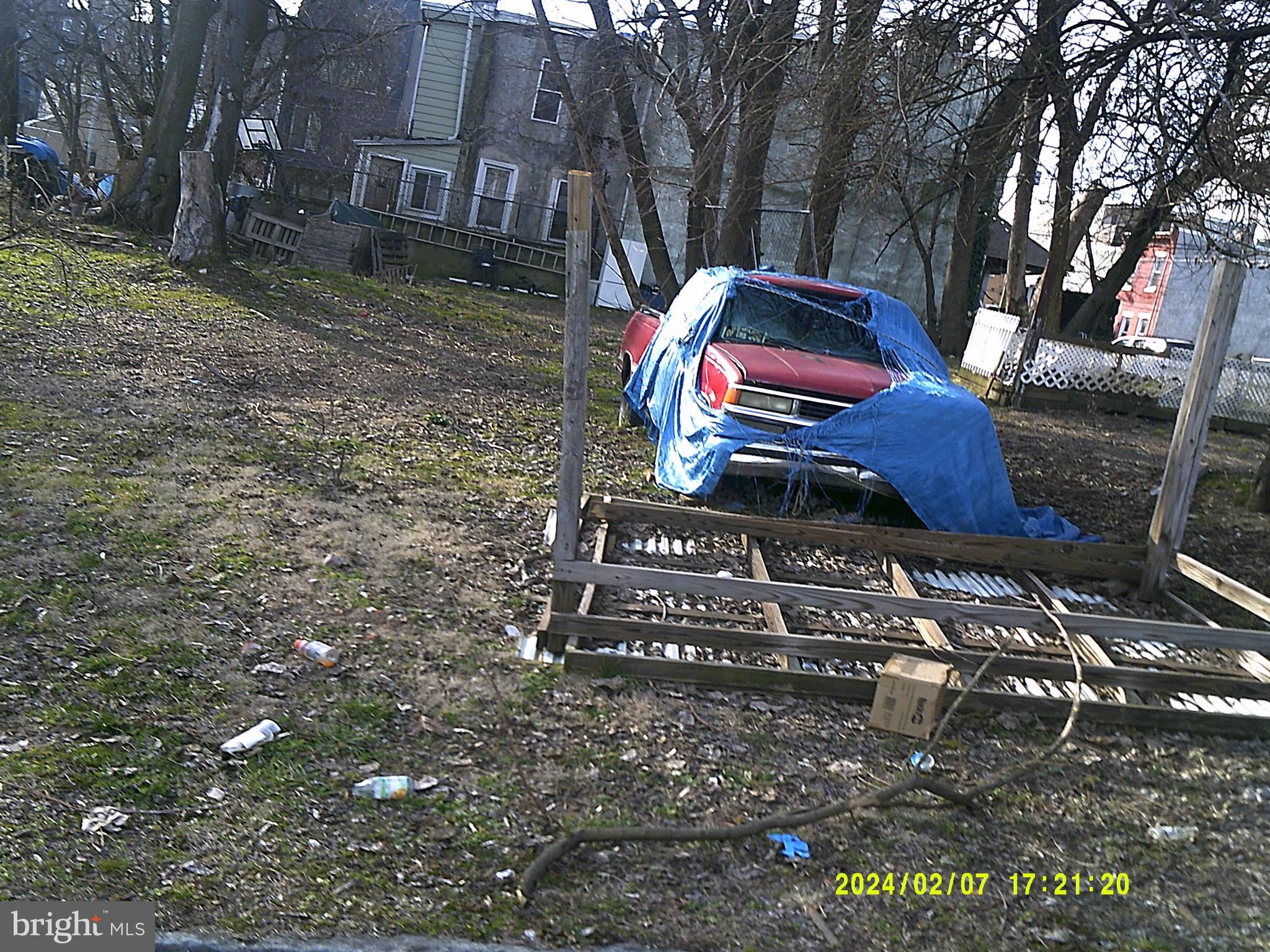 a view of a yard in a backyard