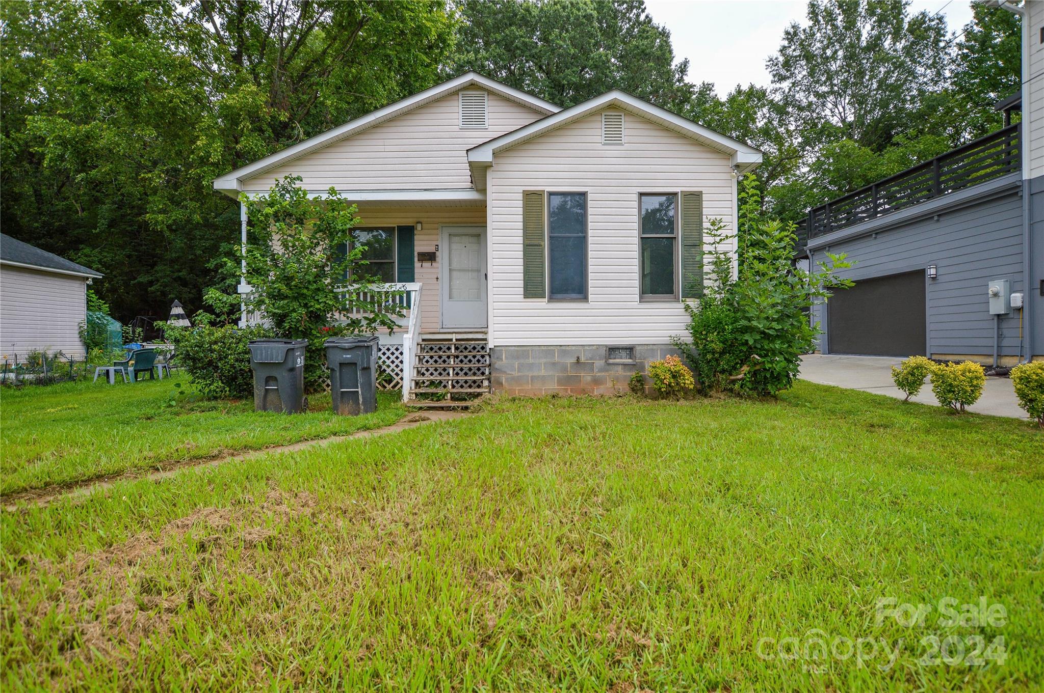 a view of a house with backyard and garden