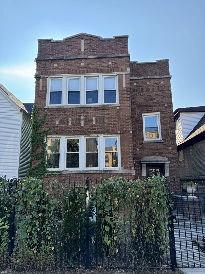 a large brick building that has window in it