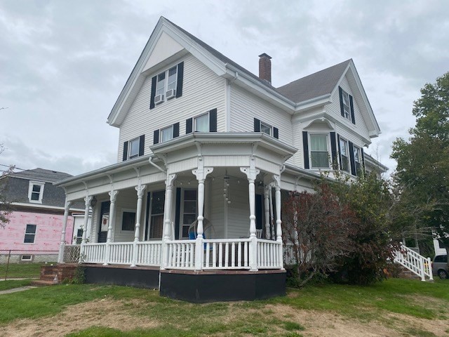 a view of a house with a yard