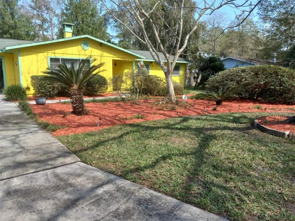 a view of a house with a yard