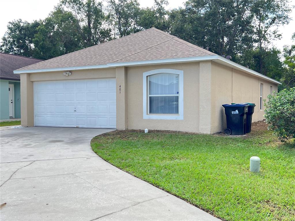 a view of a house with backyard